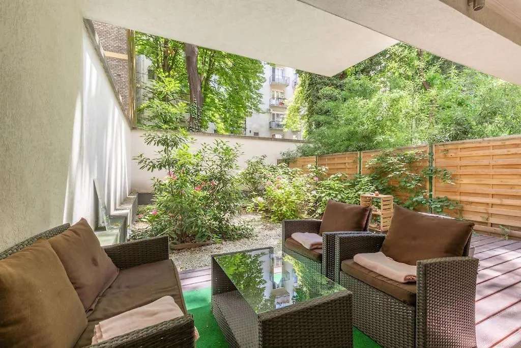 Charming Apartment With Quiet Garden In Downtown Budapest